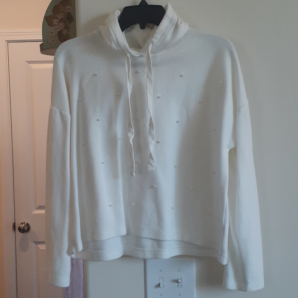 White cropped sweater with pearl details